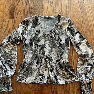 Beautiful White House Black Market XXS green patterned  top with peplum